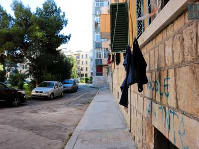 Le palazzine si caratterizzano tutte per una struttura in pietra alla base alta qualche decina di centimetri
